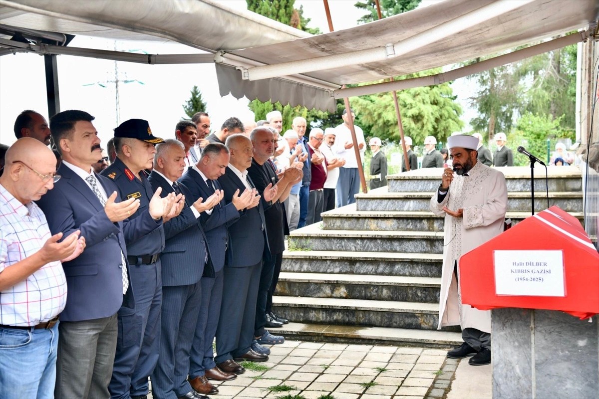 Trabzon'da Kıbrıs gazisi Halit Dilber'in cenazesi toprağa verildi. Dilber'in cenazesi namazın...