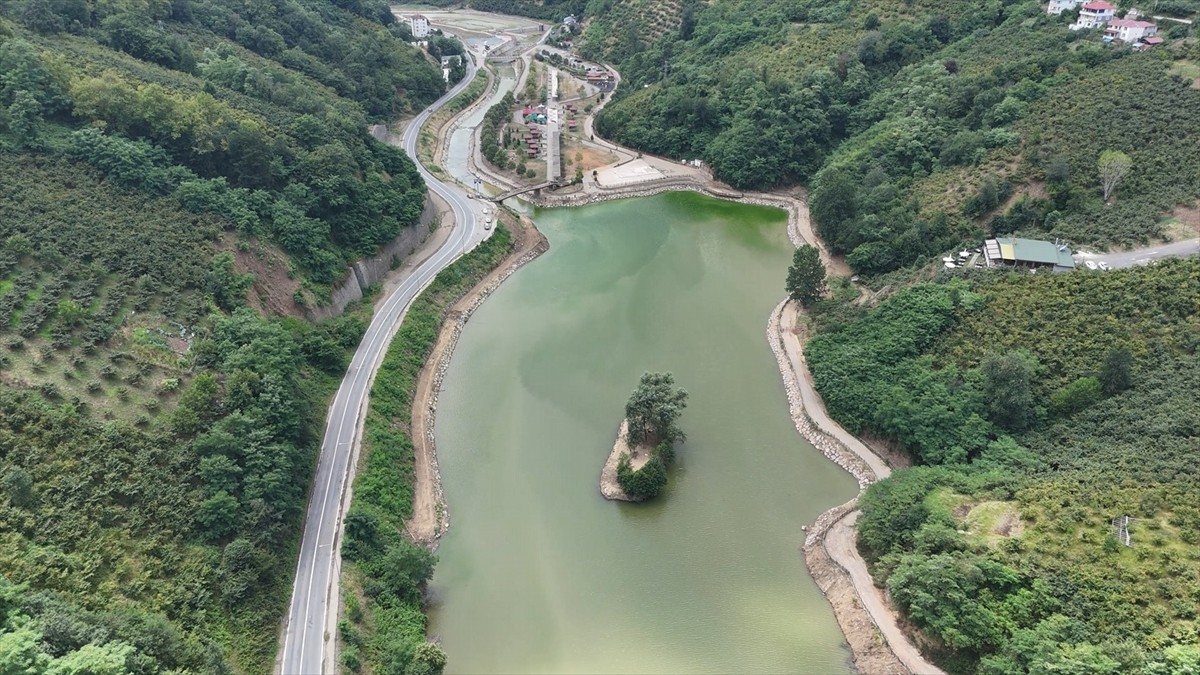 Trabzon'un Akçaabat ilçesinde yer alan Sera Gölü'nün yüzeyindeki biriken 30 kamyon çöp...