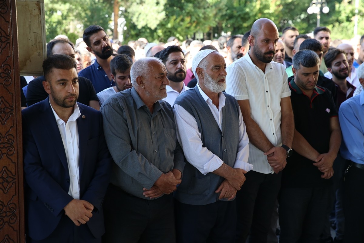 Trabzon'un Çaykara ilçesinde, gelin alma töreninde silahla havaya ateş açılması sonucu yaşamını...