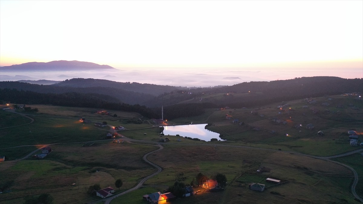 Trabzon'un Düzköy ilçesindeki Hırsafa Yaylası'nda gün batımında oluşan manzara drone ile...