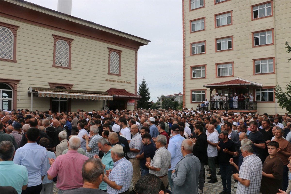Trabzon'un Of ilçesinde denizde boğulan 13 yaşındaki Sultan Hamit Hacımustafaoğlu'nun cenazesi...