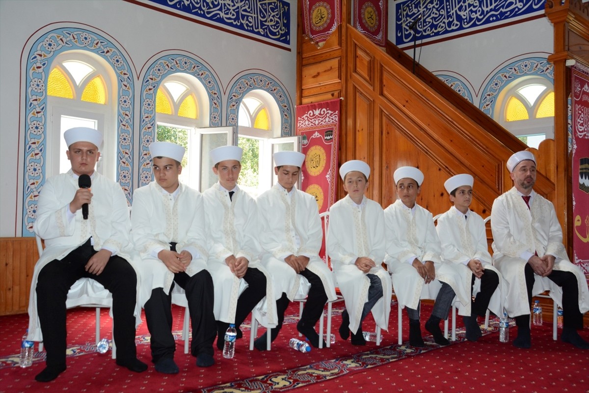 Trabzon'un Şalpazarı ilçesindeki Sütpınar Kur'an Kursunda eğitimlerini tamamlayan 7 öğrenci için...