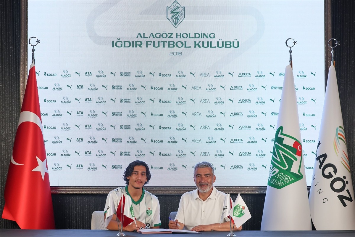 Trendyol 1. Lig ekiplerinden Alagöz Holding Iğdır FK, Moustapha Camara (solda) ile Malik Yılmaz'ı...