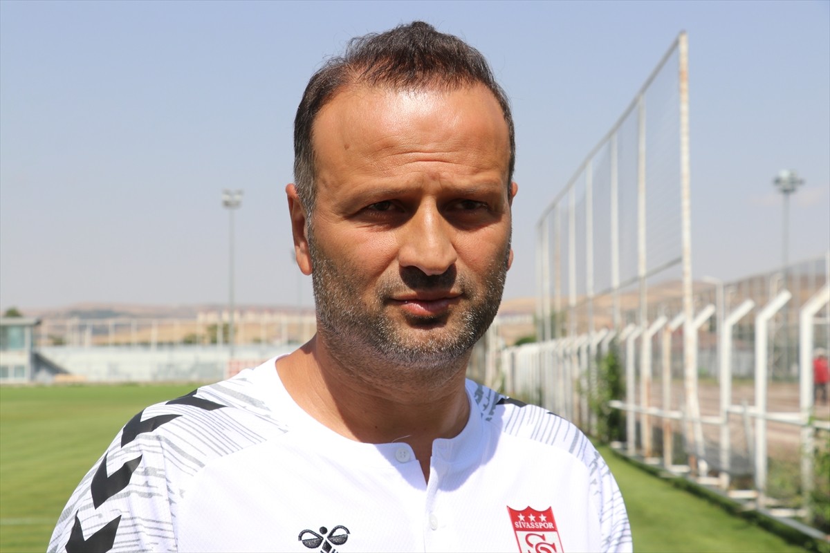Trendyol 1. Lig ekiplerinden Sivasspor'un teknik direktörü Osman Zeki Korkmaz, "doğru ekonomiyle...