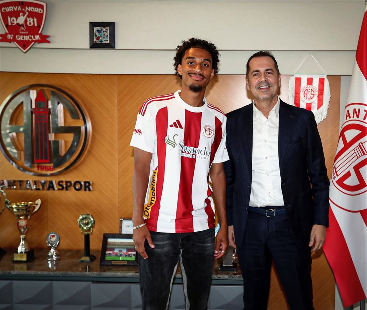 Trendyol Süper Lig ekiplerinden Hesap.com Antalyaspor, Gambiyalı futbolcu Jesper Ceesay'ı...