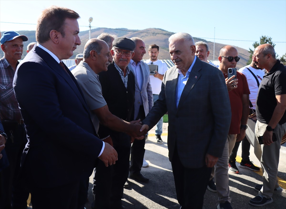 Türk Devletleri Teşkilatı Aksakallar Konseyi Başkanı Binali Yıldırım (sağda), Erzincan'ın Refahiye...