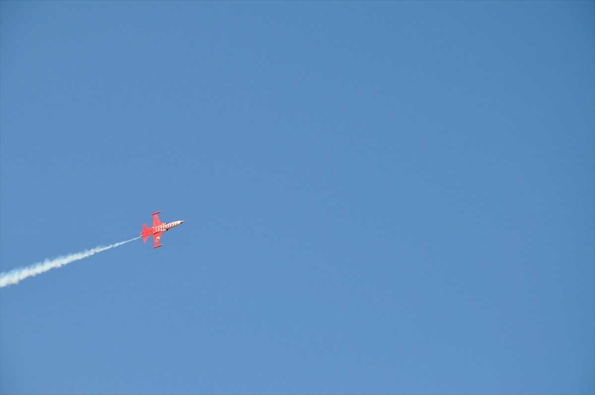 Türk Hava Kuvvetlerinin akrobasi timi Türk Yıldızları, Büyük Taarruz'un 103. yıl dönümünde 24...
