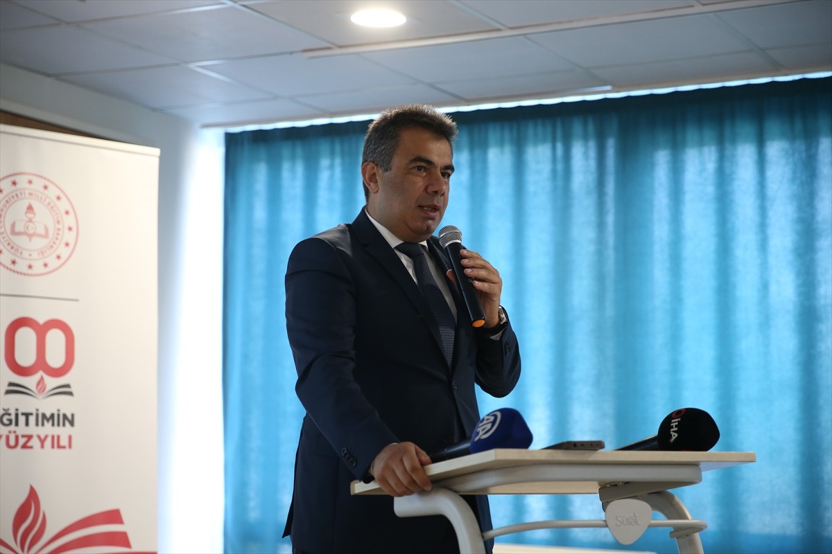 Türkiye'nin çeşitli illerinden gelen özel eğitim öğretmenleri ve adayları, fen ve teknoloji...