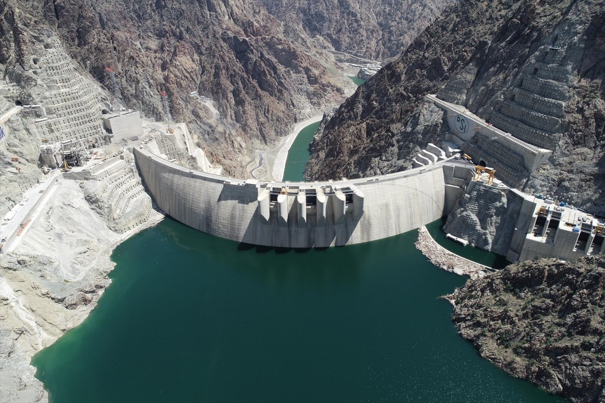 Türkiye'nin mühendislik gücünün simge yapılarından Yusufeli Barajı ve Hidroelektrik Santrali'nde...