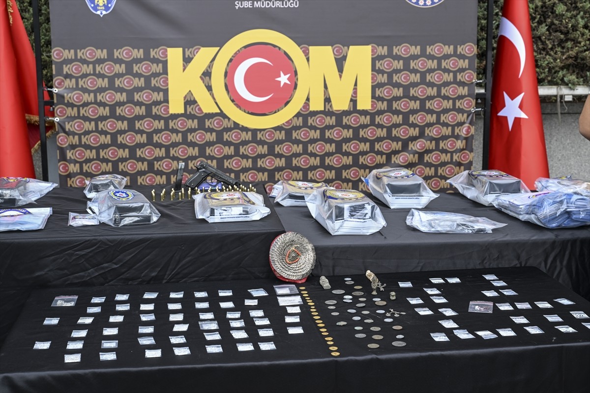 Türkiye'ye kaçak yollardan getirilen değerli taş, pırlanta ve takı gibi ürünleri ticaretinin...