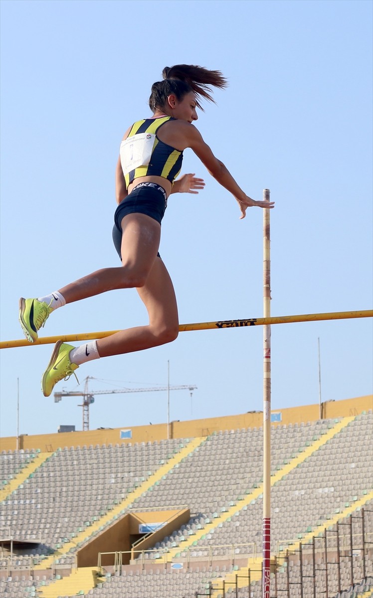 Türkiye Atletizm Federasyonun düzenlediği Türkiye Büyükler Atletizm Şampiyonası, İzmir'de başladı....