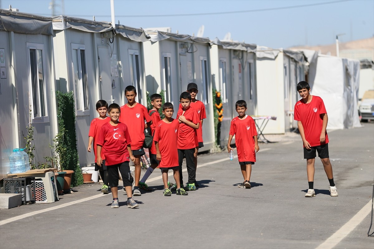 Türkiye Futbol Federasyonu, Malatya'da konteyner kentteki asfaltta futbol oynayan çocukların...
