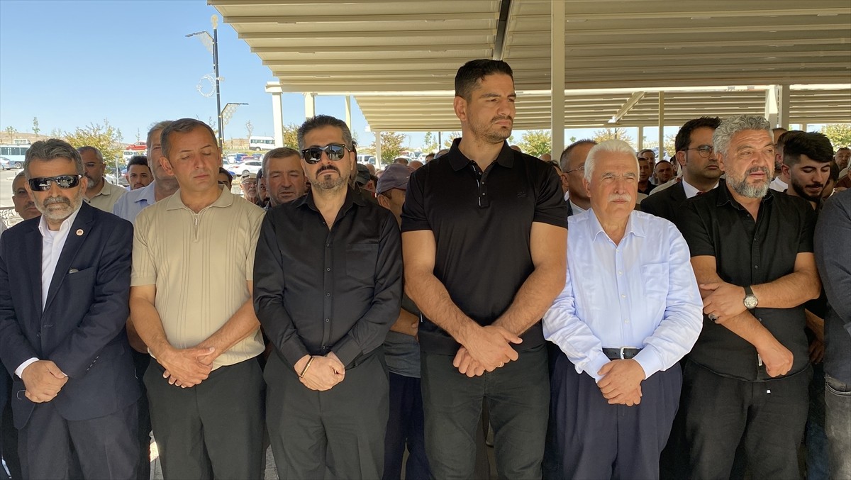 Türkiye Güreş Federasyonu Başkanı Taha Akgül'ün (sol 5) dedesi Abdullah Akgül'ün naaşı Sivas'ta...