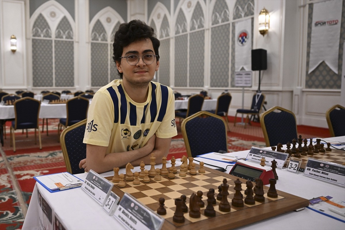 Türkiye İş Bankası Satranç Süper Ligi'nde şampiyonluk mücadelesi Ankara'da sürüyor. Hukukçu...