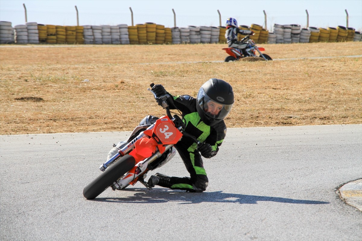 Türkiye Süpermoto Şampiyonası 3. ayak yarışları, Uşak'ta tamamlandı. Zorlu ve keskin virajların...