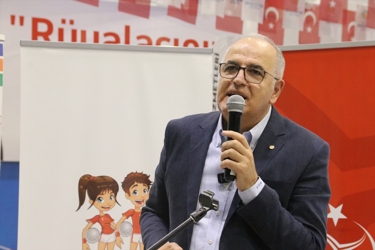 Türkiye Voleybol Federasyonu (TVF) Başkanı Mehmet Akif Üstündağ, Malatya'da Fabrika Voleybol...