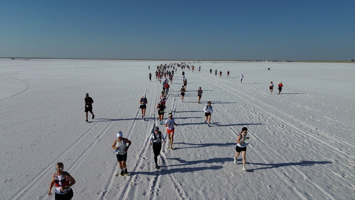 Tuz Gölü'nde düzenlenen Runfire Salt Lake Ultra Trail Maratonu'nun ikinci gün yarışları, 4...
