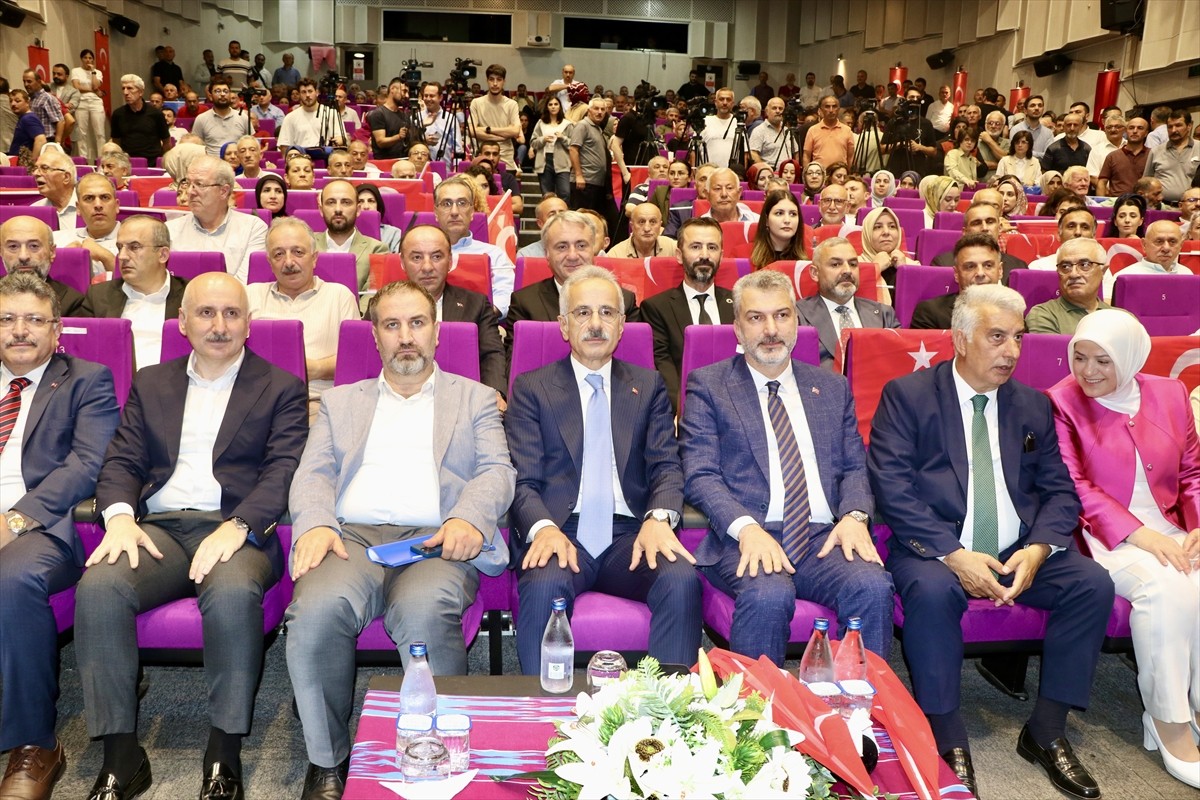 Ulaştırma ve Altyapı Bakanı Abdulkadir Uraloğlu (ortada), Hamamizade İhsan Bey Kültür Merkezi'nde...