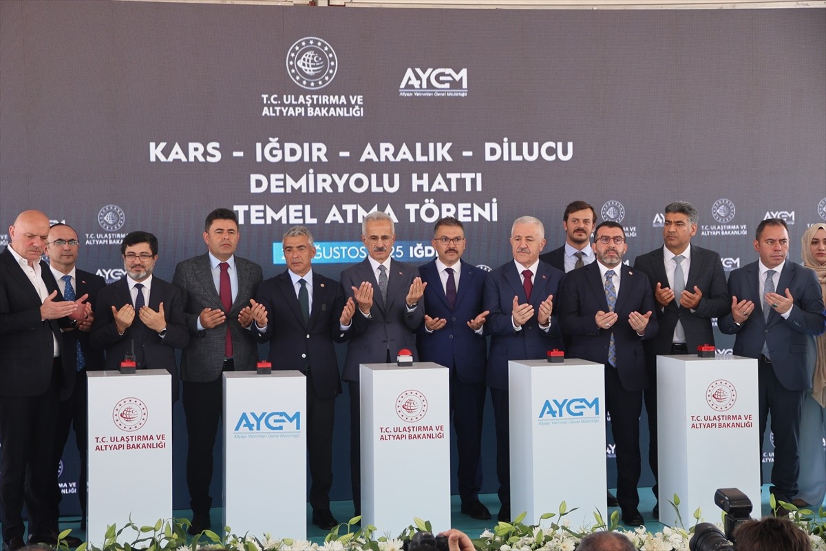 Ulaştırma ve Altyapı Bakanı Abdulkadir Uraloğlu (ortada), Kars-Iğdır-Aralık-Dilucu Demir Yolu...