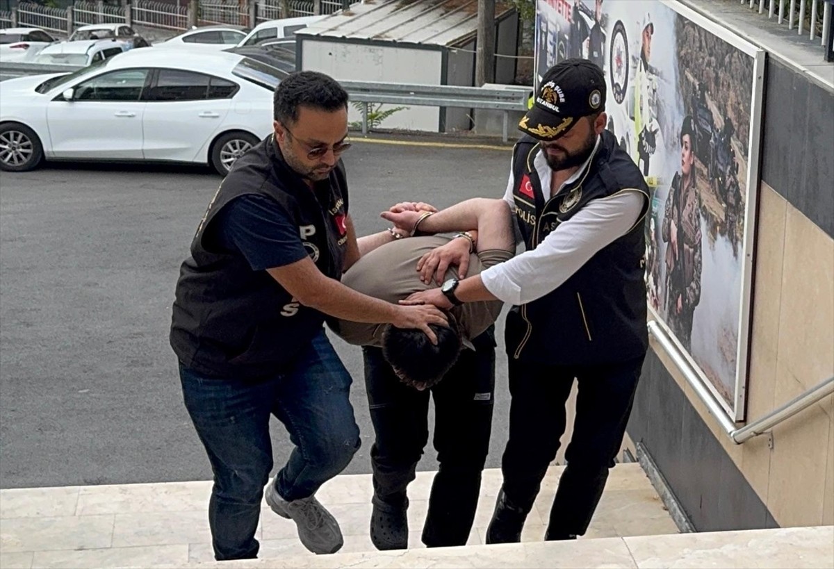 Ümraniye'de sokakta yürüdüğü sırada bıçaklı saldırıya uğrayan kadının ölümüne ilişkin 2 şüpheli...