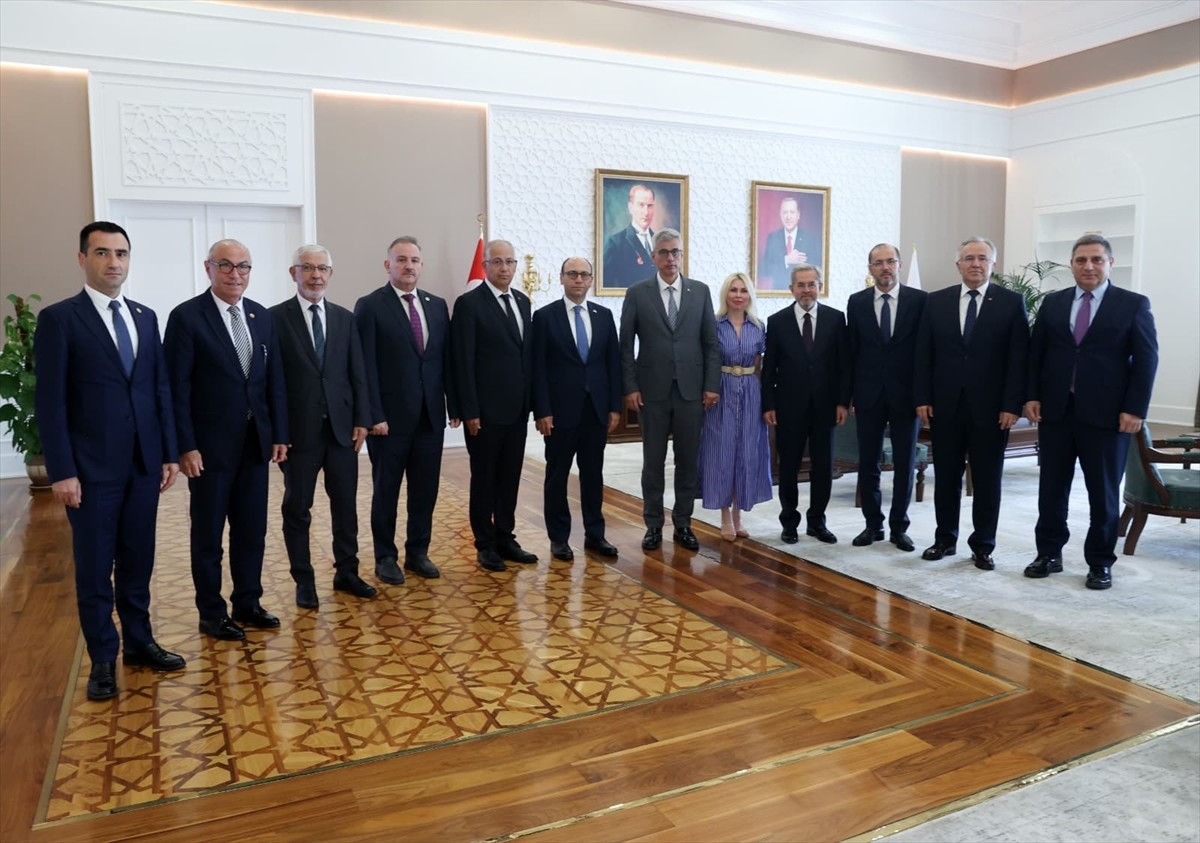 Üniversite Hastaneleri Birliği (ÜHB) Yönetim Kurulu üyeleri, Sağlık Bakanı Kemal Memişoğlu'nu (sağ...