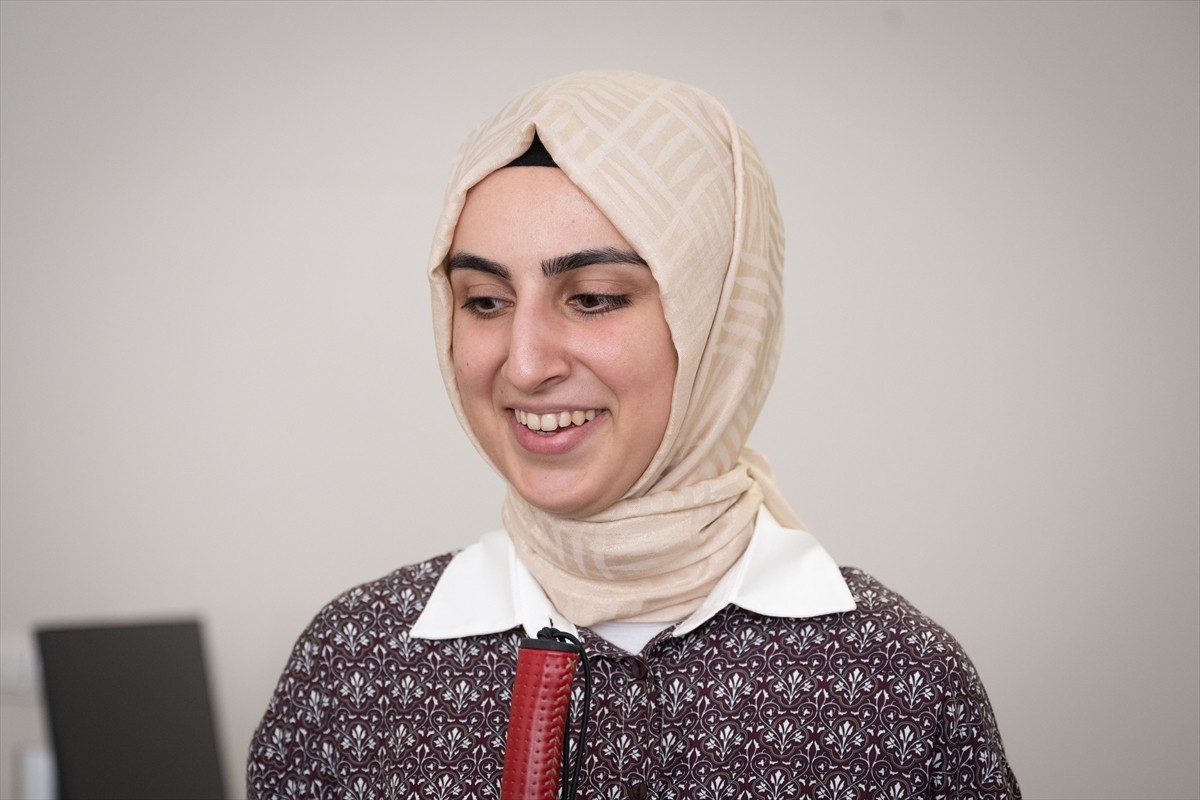 Üniversite sınavında Türkiye 25'incisi olarak kazandığı hukuk fakültesinden mezun olduktan sonra...