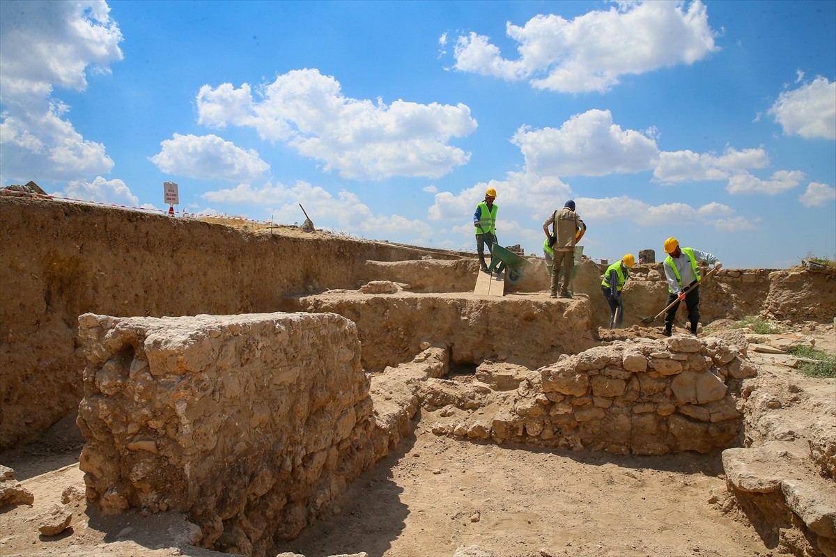 Uşak'taki Blaundos Antik Kenti'nde yürütülen kazı çalışmalarında fırın, zeytin ve metal işliği...
