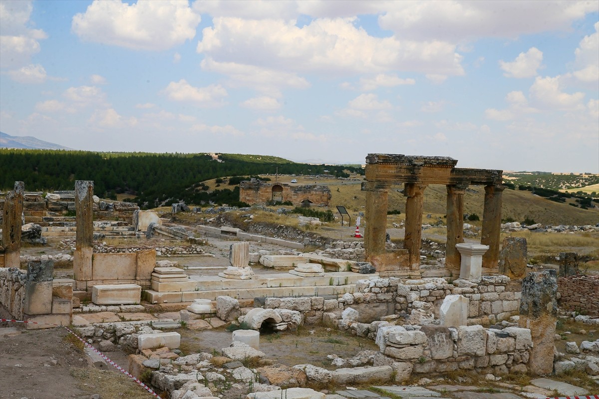Uşak'taki Blaundos Antik Kenti'nde yürütülen kazı çalışmalarında fırın, zeytin ve metal işliği...