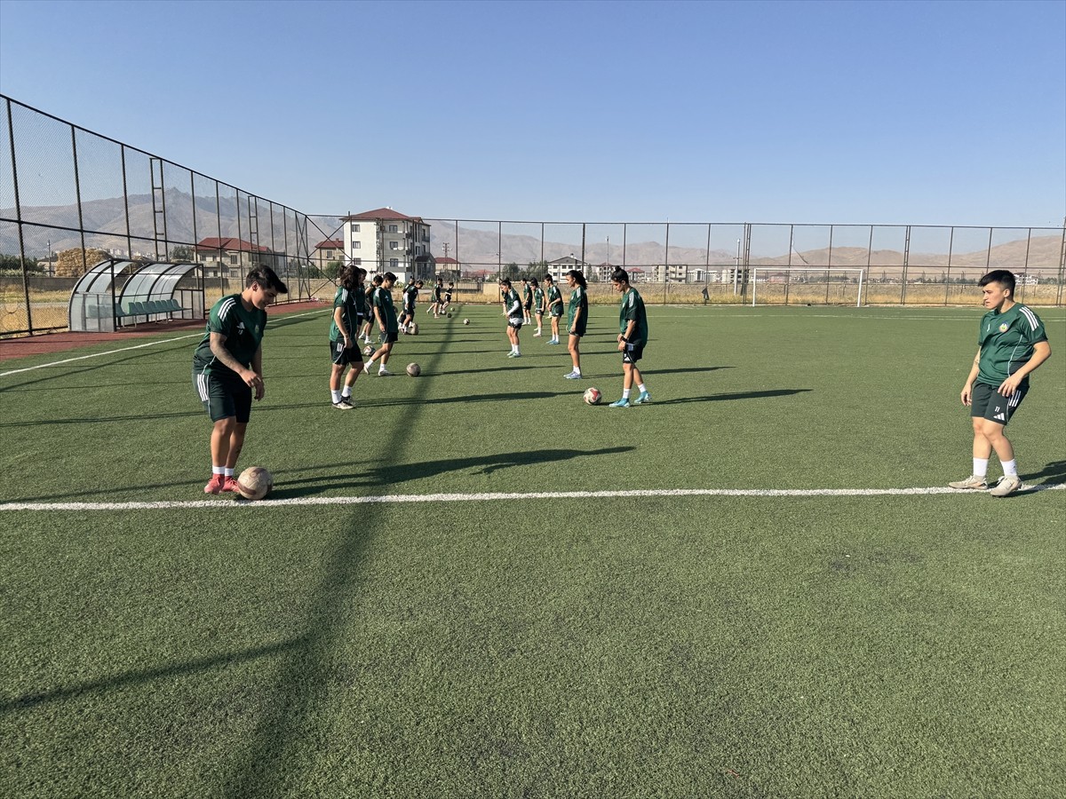 Üst üste iki kez şampiyonluk yaşayarak Turkcell Kadın Futbol Süper Ligi'ne yükselen Yüksekovaspor...