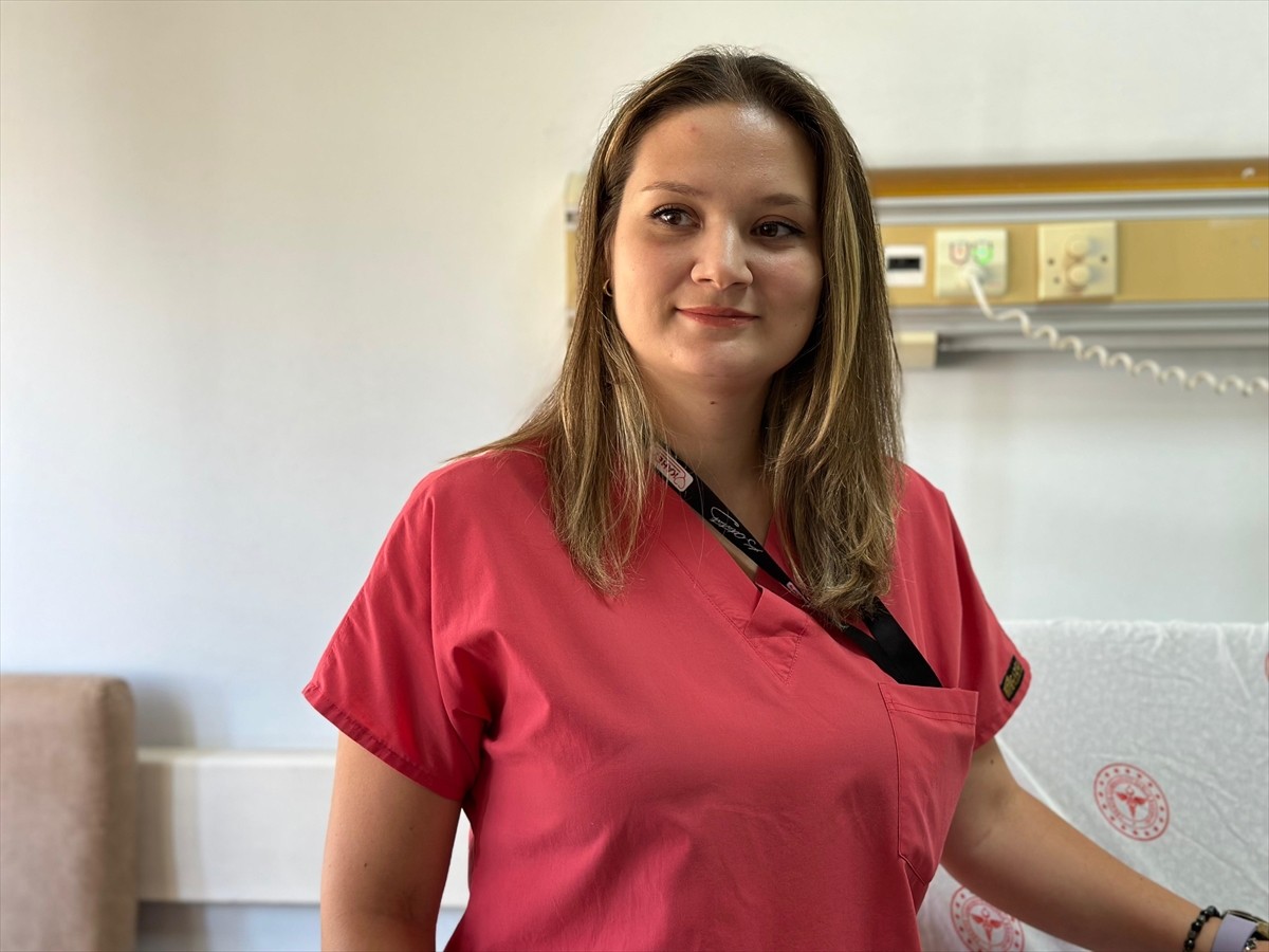 Van'da 60 yaşındaki kadının göğüs kafesinde tespit edilen 2 kilogramlık kitle ameliyatla...