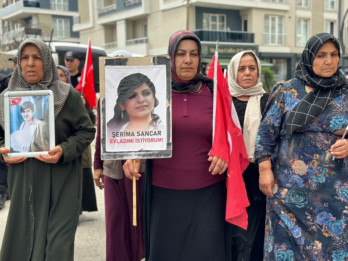 Van'da çocukları dağa kaçırılan aileler, DEM Parti İl Başkanlığı önündeki eylemlerine bu hafta da...