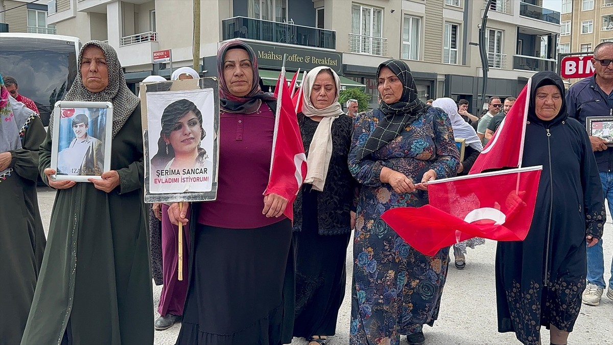 Van'da çocukları dağa kaçırılan aileler, DEM Parti İl Başkanlığı önündeki eylemlerine bu hafta da...