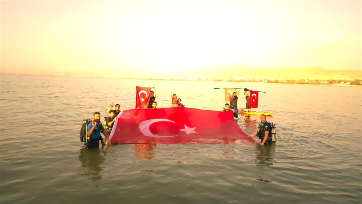 Van'ın Edremit ilçesinde faaliyet gösteren Dive Ank Dalış Okulu sporcu ve öğrencileri, 30 Ağustos...