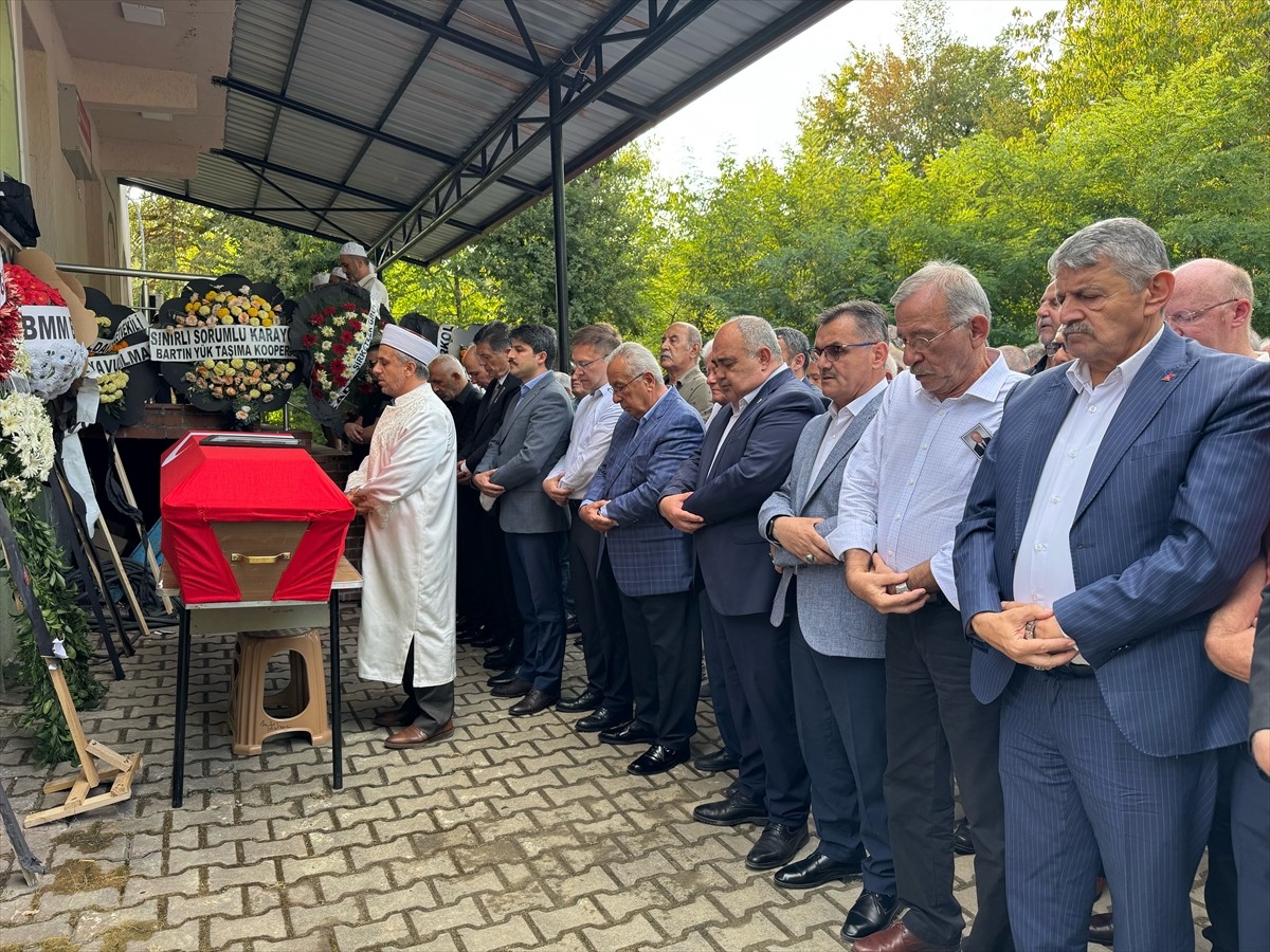 Vefat eden 19. Dönem Bartın Milletvekili ve 50. Hükümet Sanayi ve Ticaret Bakanı Hasan Akyol...