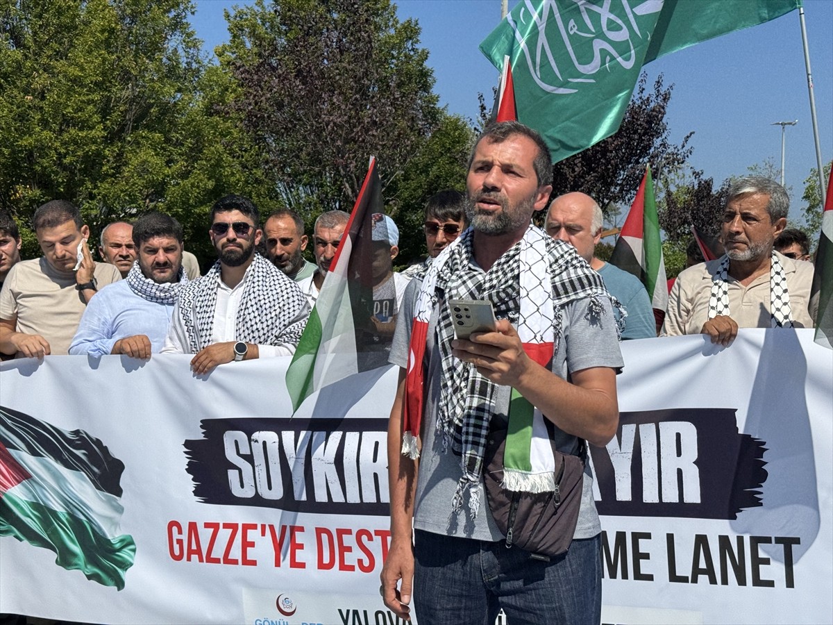 Yalova'da 15 Temmuz Demokrasi ve Cumhuriyet Meydanı'nda bir araya gelen yaklaşık 80 kişilik grup...