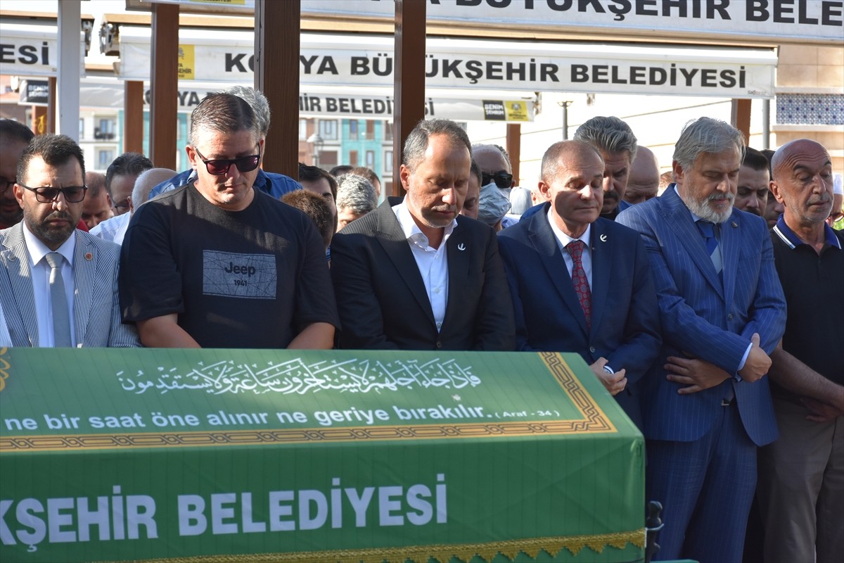 Yeniden Refah Partisi Genel Başkanı Fatih Erbakan (sol 3), Konya'da eşi Beyza Erbakan'ın dayısı...