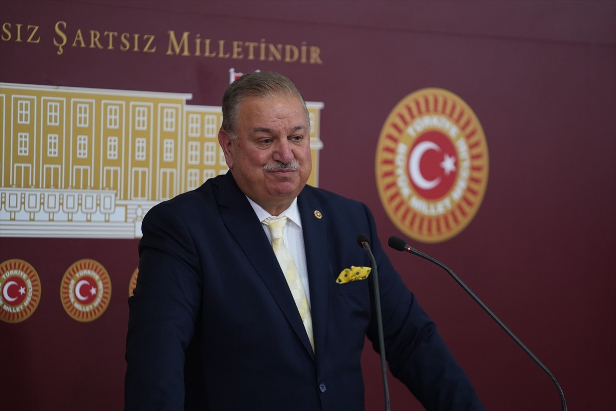 Yeniden Refah Partisi İstanbul Milletvekili Doğan Bekin, Meclis'te düzenlediği basın toplantısında...