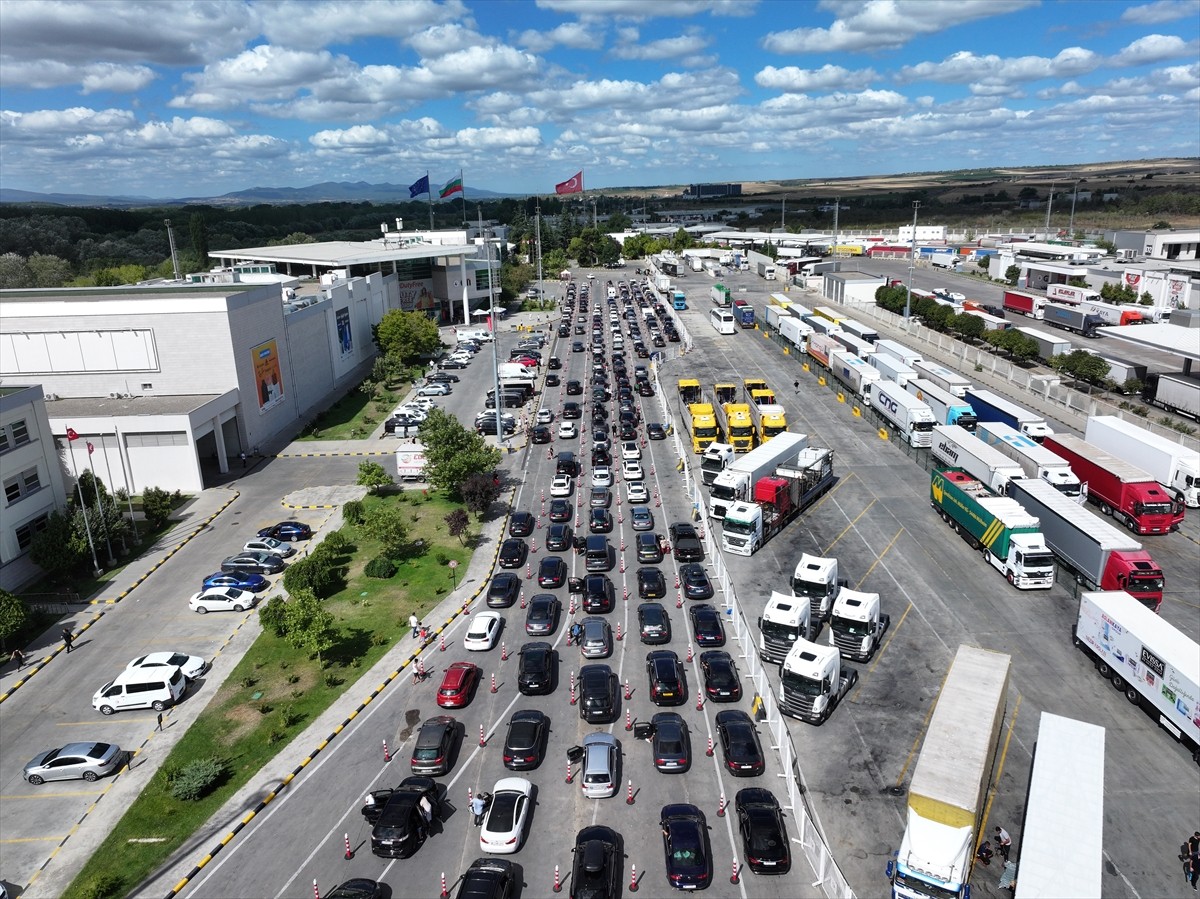 Yıllık izinlerini memleketlerinde geçiren gurbetçilerin dönüşleri devam ediyor. İzinlerini...