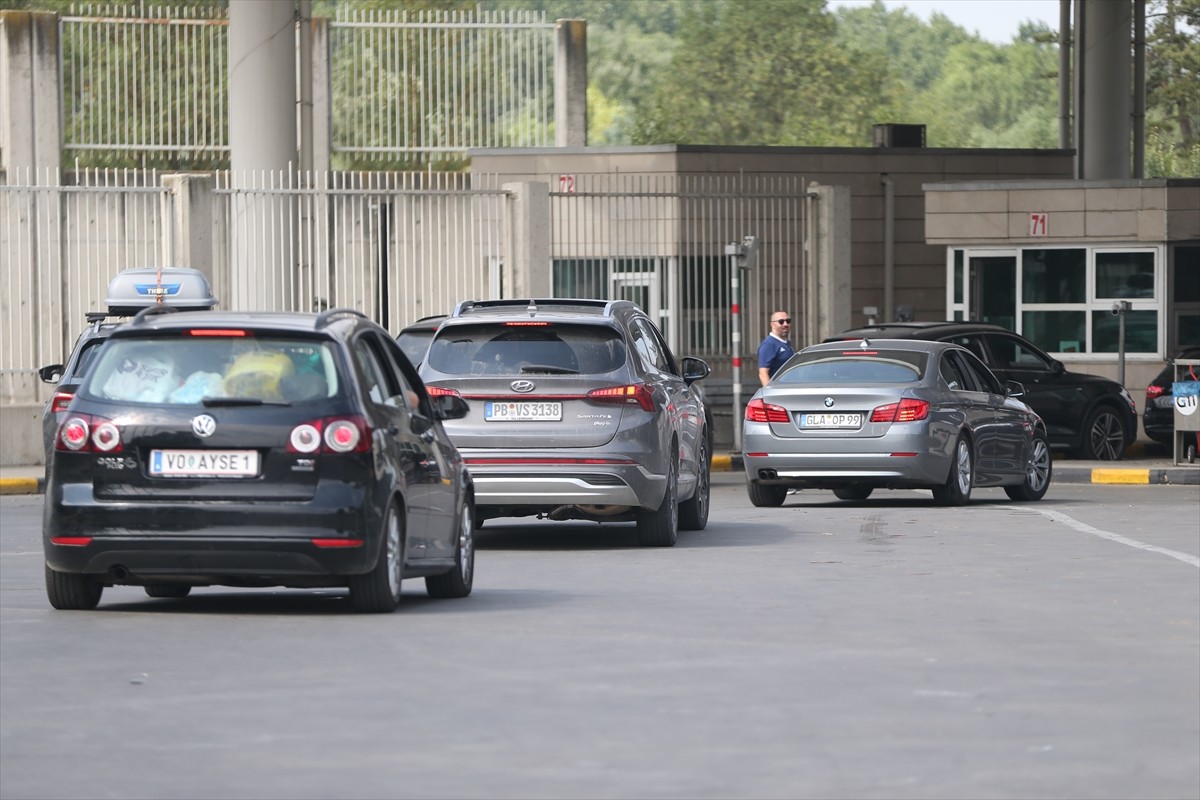 Yıllık izinlerini memleketlerinde geçiren gurbetçilerin, yaşadıkları ülkelere dönüş yolculukları...