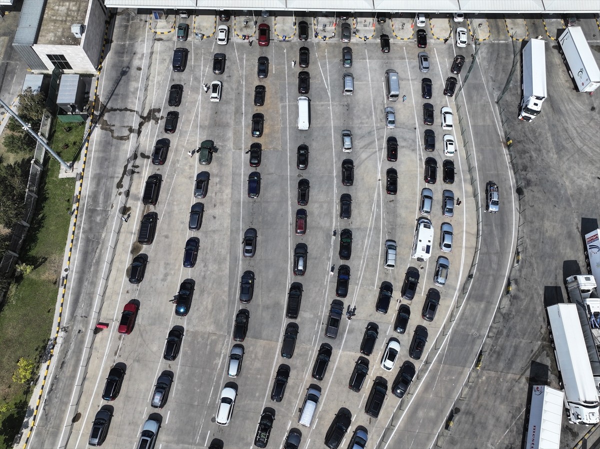 Yıllık izinlerini Türkiye'de geçiren gurbetçilerin yaşadıkları ülkelere dönüş yolculuğu devam...