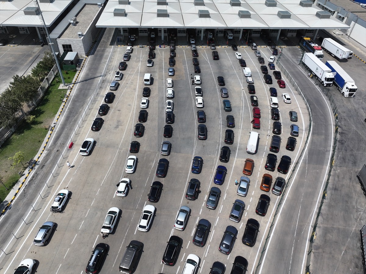 Yıllık izinlerini Türkiye'de geçiren gurbetçilerin yaşadıkları ülkelere dönüşleri devam ediyor....