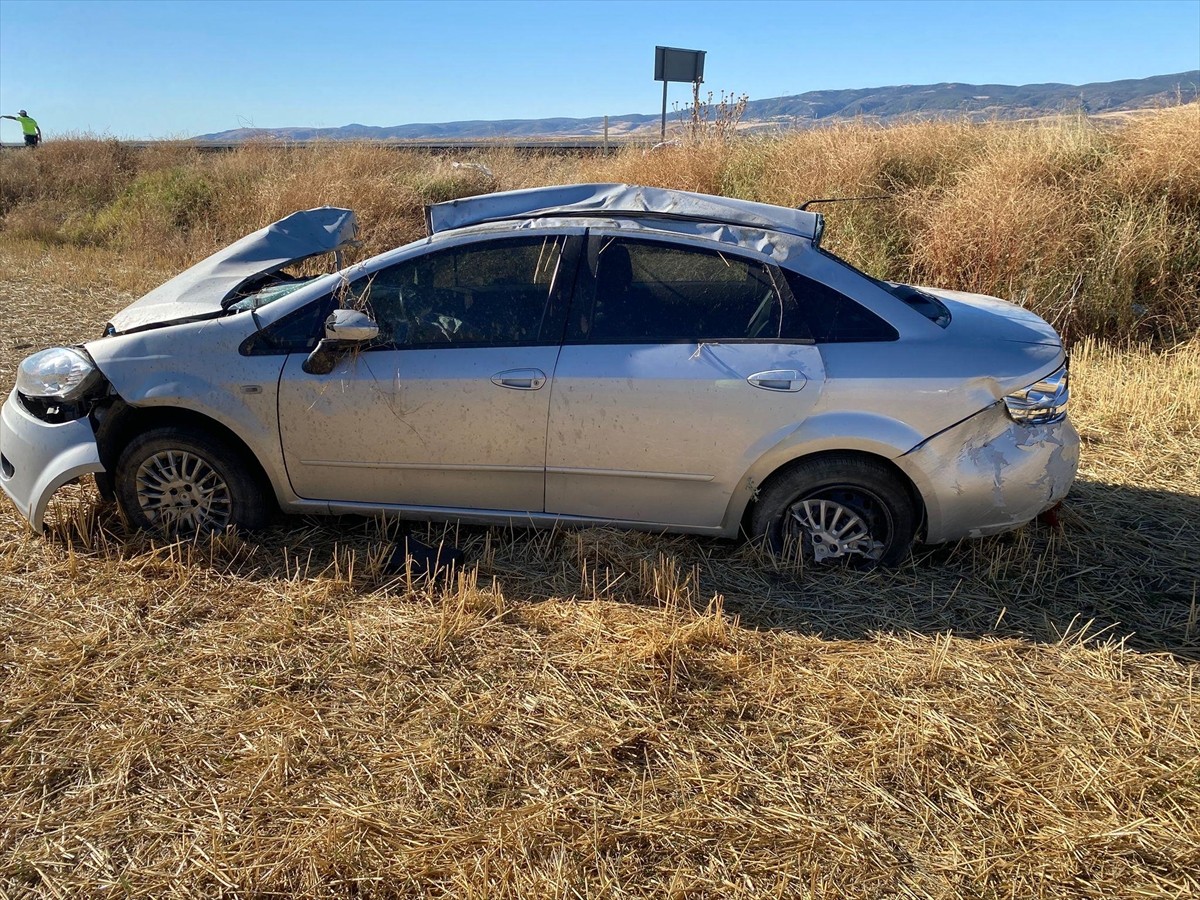 Yozgat'ın Yerköy ilçesinde otomobilin devrilmesi sonucu 1 kişi hayatını kaybetti, 4 kişi...