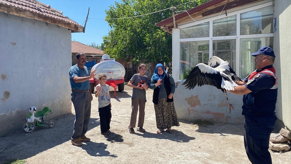 Yozgat'ın Yerköy ilçesine bağlı Saray köyünde yaşayan Tufaner ailesi, kızlarının cami avlusunda...