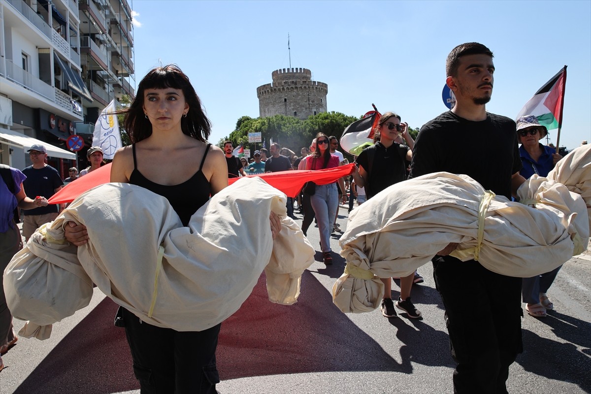 Yunanistan'ın Selanik kentinde yüzlerce kişi, İsrail’in Gazze’ye yönelik saldırılarını protesto...