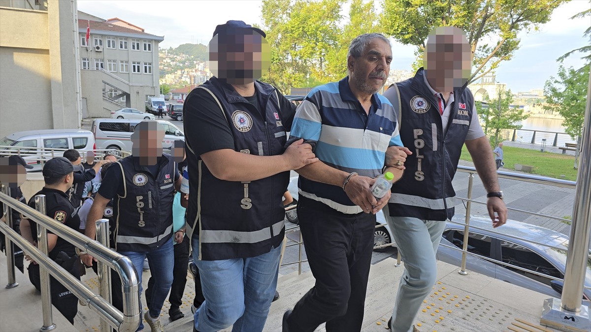 Zonguldak'ta tefecilik yaptıkları iddiasıyla gözaltına alınan 4 şüpheliden 2'si...