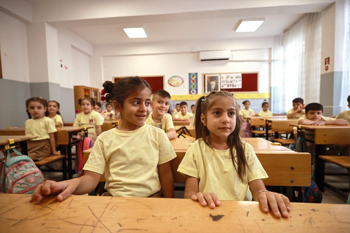 2025-2026 eğitim öğretim yılının başlamasıyla okullarda ilk ders zili çaldı. Mersin'de Yenişehir...
