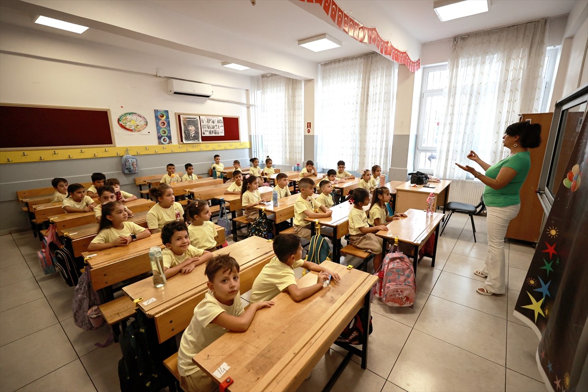 2025-2026 eğitim öğretim yılının başlamasıyla okullarda ilk ders zili çaldı. Mersin'de Yenişehir...