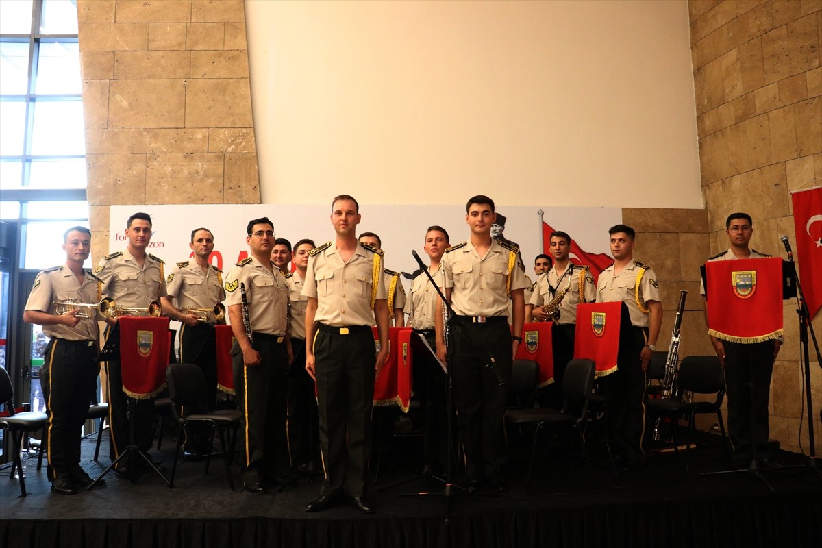 3. Ordu Komutanlığı Bölge Bandosu, 30 Ağustos Zafer Bayramı etkinlikleri kapsamında Trabzon'un...