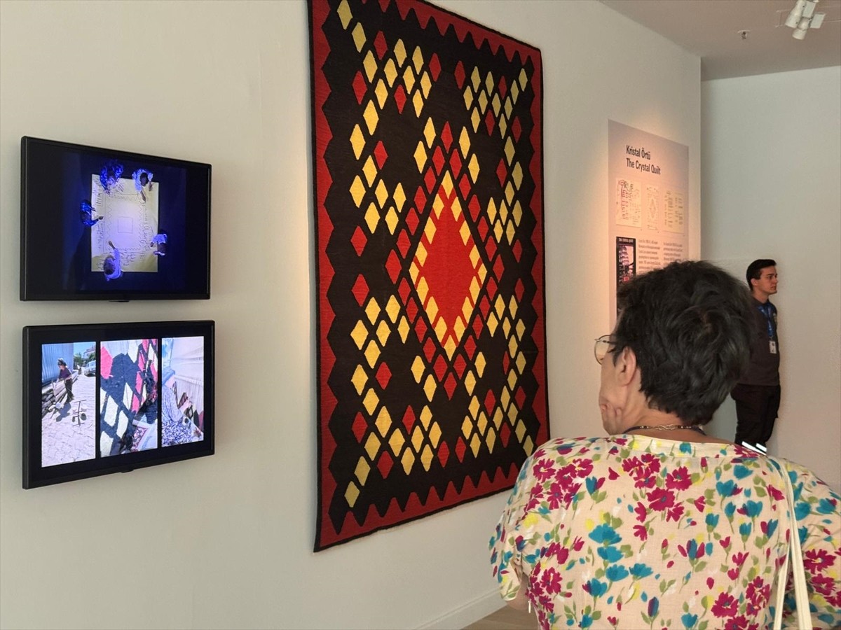  ABD'li sanatçı ve eğitimci Suzanne Lacy'nin Türkiye'deki ilk kişisel sergisi "Birlikte/Togæther"...