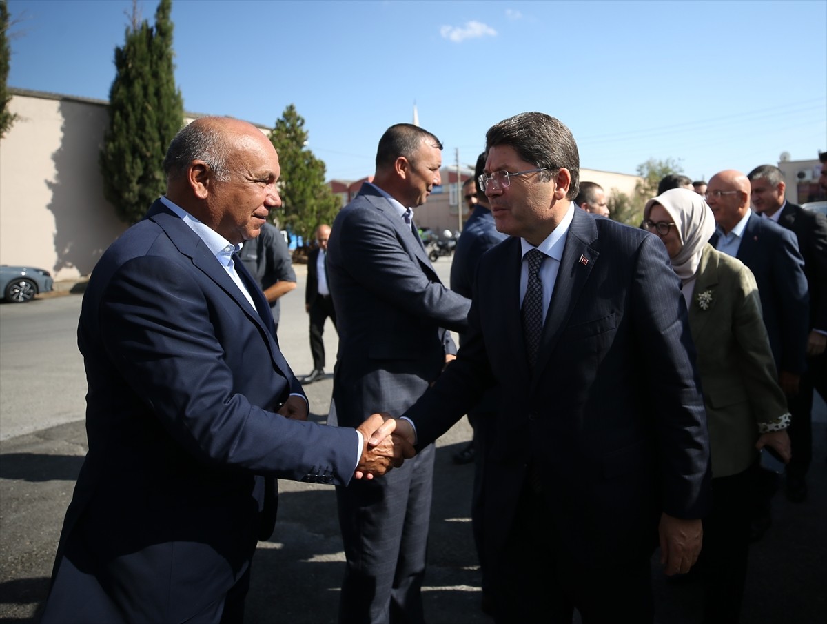 Adalet Bakanı Tunç, Balıkesir programı kapsamında Balıkesir Ticaret Borsasını ziyaret etti.